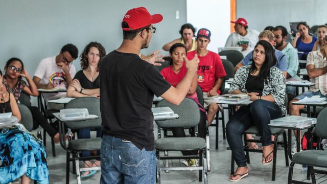 Sala de aula de Campanha de Alfabetização de jovens e adultos Sim eu Posso no Sertão de Alagoas (Foto: MST)