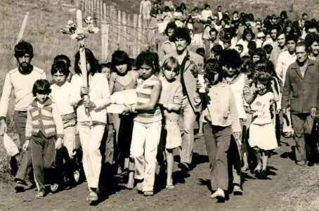 Foto do cortejo da menina Loivaci Pinheiro, vítima da omissão do Estado em junho de 1981. O enterrou chamou a atenção da sociedade civil para as condições do acampamento da Encruzilhada Natalino. Essa imagem é a capa da edição nº03 do Boletim Sem Terra.