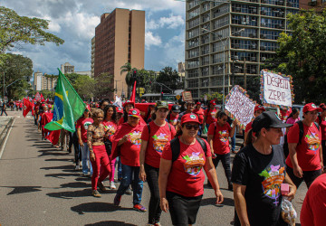 Mulheres do MST, de movimentos urbanos
e indígenas marcham em Curitiba por terra, teto, trabalho e democracia. Foto: Juliana Barbosa.