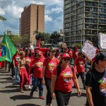 Mulheres do MST, de movimentos urbanos
e indígenas marcham em Curitiba por terra, teto, trabalho e democracia. Foto: Juliana Barbosa.