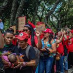 Mulheres do MST, de movimentos urbanos
e indígenas marcham em Curitiba por terra, teto, trabalho e democracia. Foto: Juliana Barbosa.