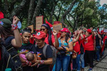 Mulheres do MST, de movimentos urbanos
e indígenas marcham em Curitiba por terra, teto, trabalho e democracia. Foto: Juliana Barbosa.