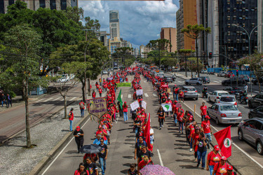 Mulheres do MST, de movimentos urbanos
e indígenas marcham em Curitiba por terra, teto, trabalho e democracia. Foto: Juliana Barbosa.