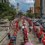Mulheres do MST, de movimentos urbanos
e indígenas marcham em Curitiba por terra, teto, trabalho e democracia. Foto: Juliana Barbosa.