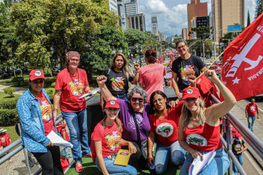Mulheres do MST, de movimentos urbanos
e indígenas marcham em Curitiba por terra, teto, trabalho e democracia. Foto: Juliana Barbosa.