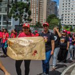 Mulheres do MST, de movimentos urbanos
e indígenas marcham em Curitiba por terra, teto, trabalho e democracia. Foto: Juliana Barbosa.