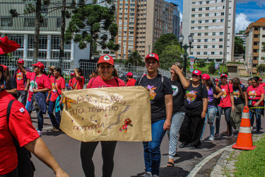 Mulheres do MST, de movimentos urbanos
e indígenas marcham em Curitiba por terra, teto, trabalho e democracia. Foto: Juliana Barbosa.