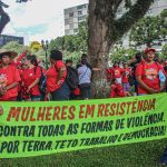 Mulheres do MST, de movimentos urbanos
e indígenas marcham em Curitiba por terra, teto, trabalho e democracia. Foto: Juliana Barbosa.