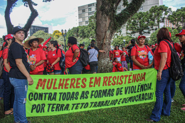 Mulheres do MST, de movimentos urbanos
e indígenas marcham em Curitiba por terra, teto, trabalho e democracia. Foto: Juliana Barbosa.