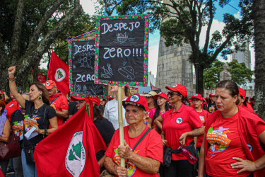 Mulheres do MST, de movimentos urbanos
e indígenas marcham em Curitiba por terra, teto, trabalho e democracia. Foto: Juliana Barbosa.