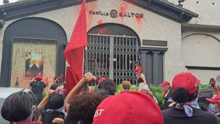 Mulheres Sem Terra se reuniram para realizar um protesto em frente à sede da empresa Salton, na capital paulista! Foto: Comunicação MST