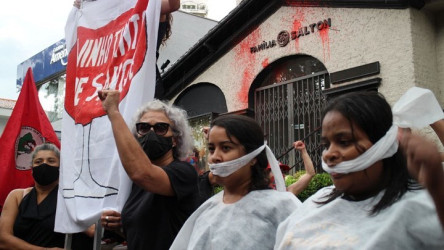 Mulheres Sem Terra se reuniram para realizar um protesto em frente à sede da empresa Salton, na capital paulista! Foto: Comunicação MST