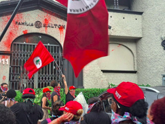 Mulheres Sem Terra se reuniram para realizar um protesto em frente à sede da empresa Salton, na capital paulista! Foto: Comunicação MST