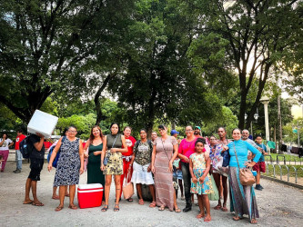 O feriado da Revolução Pernambucana foi de luta para às mulheres pernambucana do MST, ocupando a praça do Derby em Recife (PE). Foto: Bianka Eduarda.