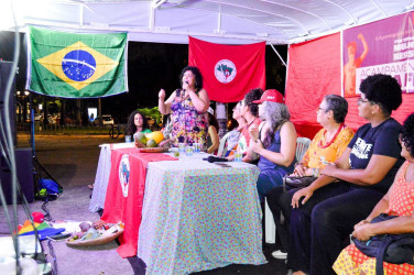 O feriado da Revolução Pernambucana foi de luta para às mulheres pernambucana do MST, ocupando a praça do Derby em Recife (PE). Foto: Bianka Eduarda.