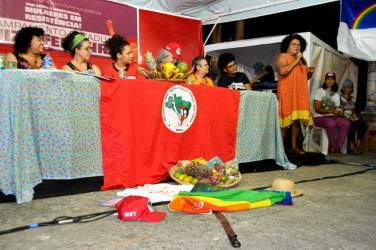 O feriado da Revolução Pernambucana foi de luta para às mulheres pernambucana do MST, ocupando a praça do Derby em Recife (PE). Foto: Bianka Eduarda.