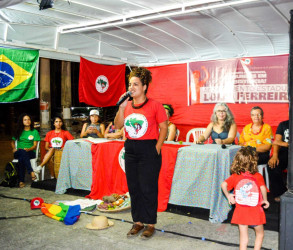 O feriado da Revolução Pernambucana foi de luta para às mulheres pernambucana do MST, ocupando a praça do Derby em Recife (PE). Foto: Bianka Eduarda.