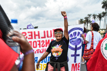 Milhares de mulheres marcharam até o Palácio do Buriti, sede do Governo do Distrito Federal, para exigirem políticas de combate à violência contra mulher. Foto: Camila Araújo.