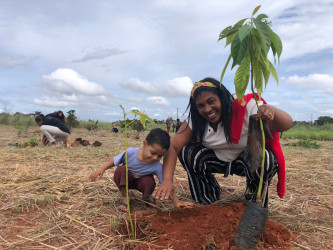 Mulheres plantaram 200 mudas no Bosque da Resistência, localizado no Acampamento 8 de Março, Planaltina (DF).
Foto: Camila Araújo.