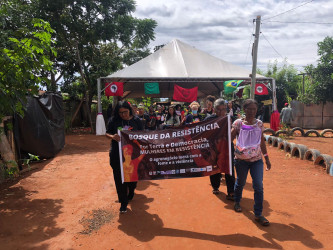 Mulheres plantaram 200 mudas no Bosque da Resistência, localizado no Acampamento 8 de Março, Planaltina (DF).
Foto: Camila Araújo.