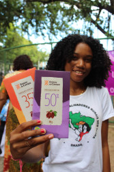 No centro de Vitória (ES), mulheres do MST realizam uma feira com os produtos da Reforma Agrária. Foto: Comunicação MST
