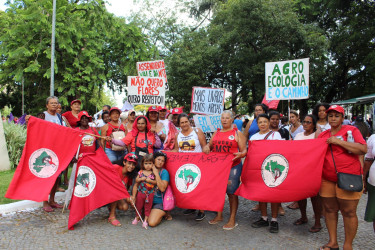 No centro de Vitória (ES), mulheres do MST realizam uma feira com os produtos da Reforma Agrária. Foto: Comunicação MST