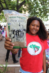 No centro de Vitória (ES), mulheres do MST realizam uma feira com os produtos da Reforma Agrária. Foto: Comunicação MST