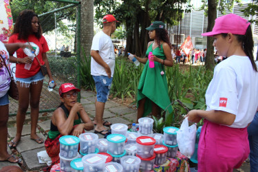 No centro de Vitória (ES), mulheres do MST realizam uma feira com os produtos da Reforma Agrária. Foto: Comunicação MST