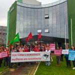 Mulheres do MST, em Santa Catarina, entregam pauta de reinvindicação ao Instituto Nacional de Colonização e Reforma Agrária em Santa Catarina (INCRA/SC). Foto: Ju Adriano.
