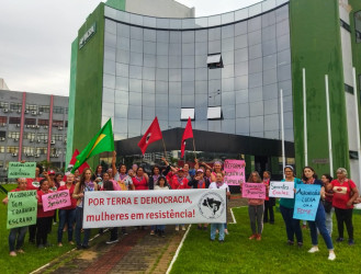 Mulheres do MST, em Santa Catarina, entregam pauta de reinvindicação ao Instituto Nacional de Colonização e Reforma Agrária em Santa Catarina (INCRA/SC). Foto: Ju Adriano.