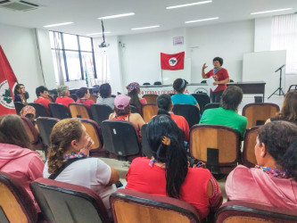 Mulheres do MST, em Santa Catarina, entregam pauta de reinvindicação ao Instituto Nacional de Colonização e Reforma Agrária em Santa Catarina (INCRA/SC). Foto: Ju Adriano.