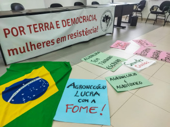 Mulheres do MST, em Santa Catarina, entregam pauta de reinvindicação ao Instituto Nacional de Colonização e Reforma Agrária em Santa Catarina (INCRA/SC). Foto: Ju Adriano.