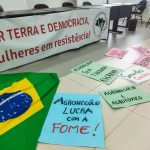 Mulheres do MST, em Santa Catarina, entregam pauta de reinvindicação ao Instituto Nacional de Colonização e Reforma Agrária em Santa Catarina (INCRA/SC). Foto: Ju Adriano.