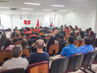 Mulheres do MST, em Santa Catarina, entregam pauta de reinvindicação ao Instituto Nacional de Colonização e Reforma Agrária em Santa Catarina (INCRA/SC). Foto: Ju Adriano.