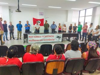 Mulheres do MST, em Santa Catarina, entregam pauta de reinvindicação ao Instituto Nacional de Colonização e Reforma Agrária em Santa Catarina (INCRA/SC). Foto: Ju Adriano.