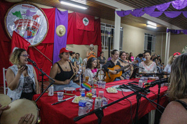 Roda de Samba das Mulheres e café das camponesas na noite cultural da Jornada de Lutas das Mulheres em Curitiba (PR). Foto: Juliana Barbosa.