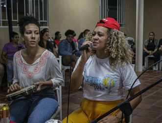 Roda de Samba das Mulheres e café das camponesas na noite cultural da Jornada de Lutas das Mulheres em Curitiba (PR). Foto: Juliana Barbosa.