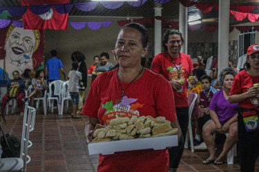 Roda de Samba das Mulheres e café das camponesas na noite cultural da Jornada de Lutas das Mulheres em Curitiba (PR). Foto: Juliana Barbosa.