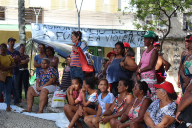 Mulheres do MST, Quilombolas e do MNLM no Espírito Santo amanheceram ocupando à frente da sede do governo na Jornada Nacional de Lutas das Mulheres. Foto: Karini Bergi.
