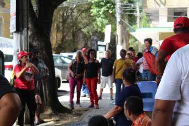 Mulheres do MST, Quilombolas e do MNLM no Espírito Santo amanheceram ocupando à frente da sede do governo na Jornada Nacional de Lutas das Mulheres. Foto: Karini Bergi.
