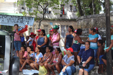 Mulheres do MST, Quilombolas e do MNLM no Espírito Santo amanheceram ocupando à frente da sede do governo na Jornada Nacional de Lutas das Mulheres. Foto: Karini Bergi.