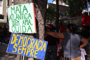 Mulheres do MST, Quilombolas e do MNLM no Espírito Santo amanheceram ocupando à frente da sede do governo na Jornada Nacional de Lutas das Mulheres. Foto: Karini Bergi.
