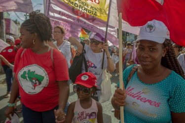 Mais de 6 mil pessoas percorreram as ruas da capital baiana, no dia 08 de Março, dia Internacional de Luta das Mulheres. Foto: Luara De / @luarafoto