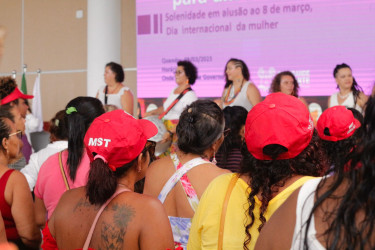 Mulheres Sem Terra do RN seguiram em marcha para a Solenidade em alusão ao 8 de Março. Foto: Morgana Souza.