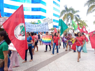Mulheres da Via Campesina concentradas em frente ao CPA (sede do governo do estado), em Porto Velho (RO). Foto: Comunicação MST.