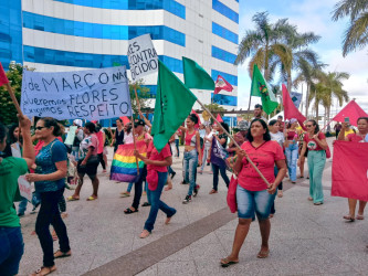 Mulheres da Via Campesina concentradas em frente ao CPA (sede do governo do estado), em Porto Velho (RO). Foto: Comunicação MST.