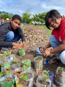 Dia Mundial do Meio Ambiente, os educandos, educandas e educadoras da Escola Paulo Freire deram continuidade à ação de doação de mudas na BR 367 e realizaram o plantio no Bosque Paulo Freire. Foto: Greiciane Souza / MST-BA
