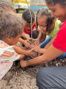Dia Mundial do Meio Ambiente, os educandos, educandas e educadoras da Escola Paulo Freire deram continuidade à ação de doação de mudas na BR 367 e realizaram o plantio no Bosque Paulo Freire. Foto: Greiciane Souza / MST-BA
