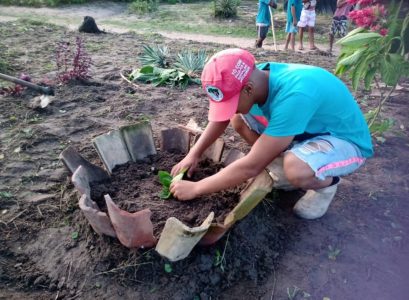 Junqueiro-AL, famílias do Acampamento Eldorado do Carajás, se organizaram em um mutirão de embelezamento da área. Foto: Jaciara Santos