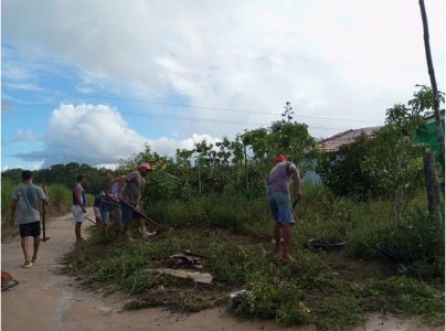 Junqueiro-AL, famílias do Acampamento Eldorado do Carajás, se organizaram em um mutirão de embelezamento da área. Foto: Jaciara Santos